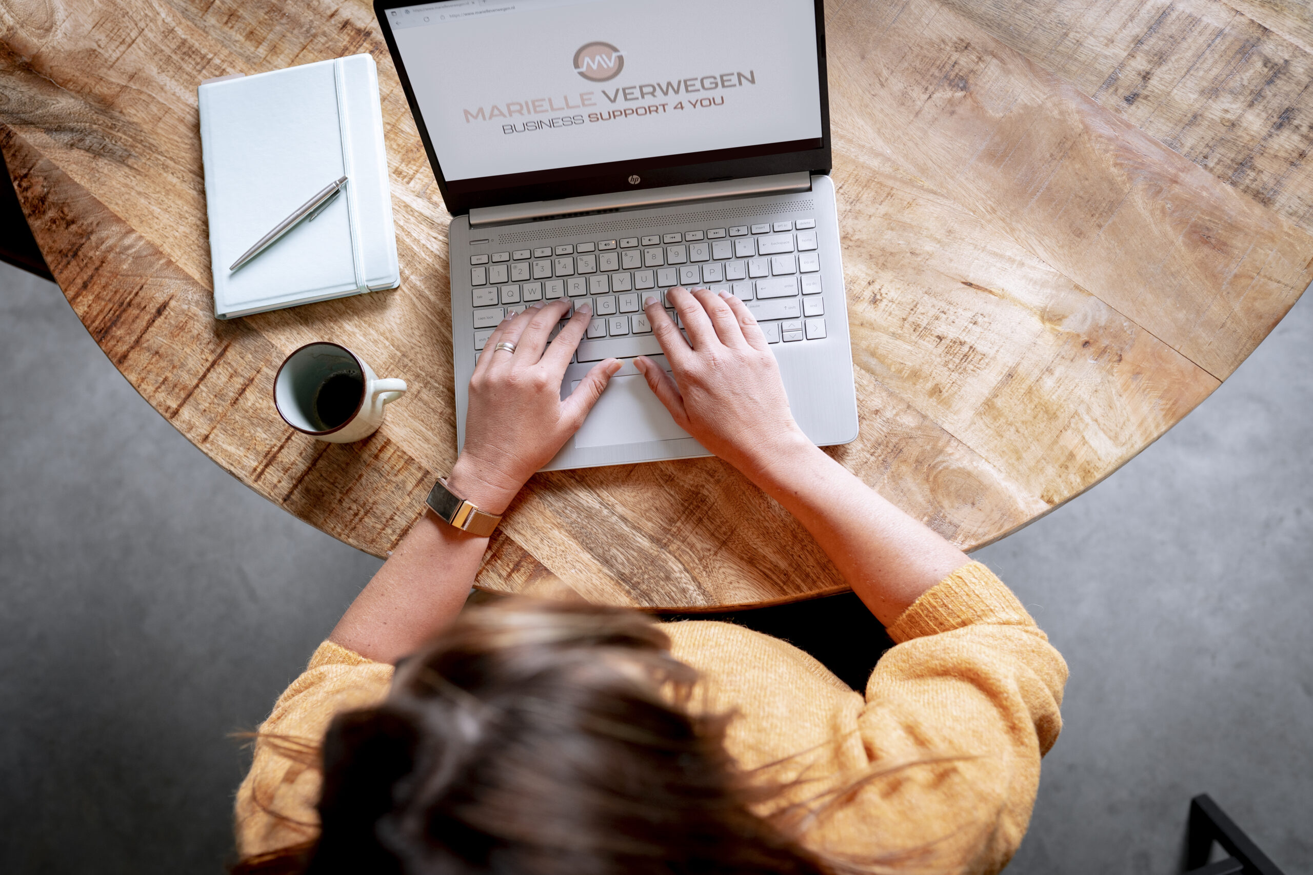 Marielle Verwegen VA Laptop met logo